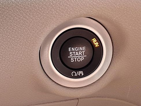 Used 2024 Chrysler Pacifica Touring-L image 27