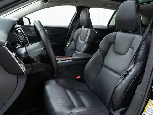 Used 2024 Volvo V60 B5 Cross Country Plus image 13