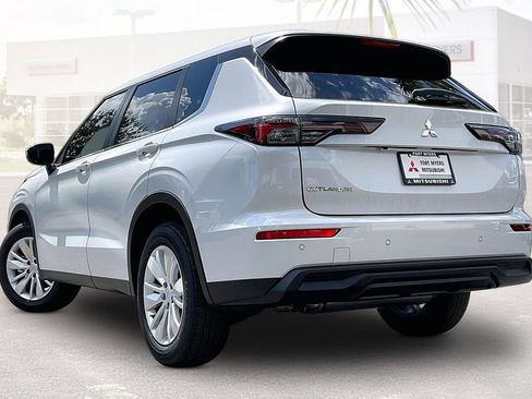 New 2026 Mitsubishi Outlander ES FWD image 3