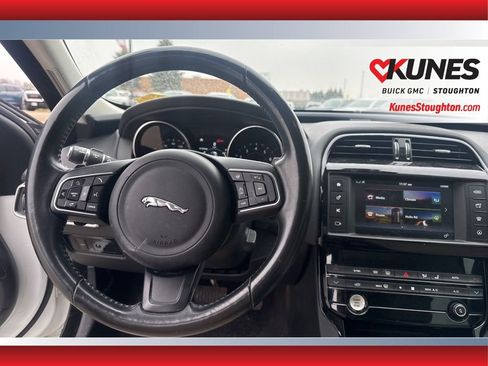 Used 2018 Jaguar XE Premium image 32