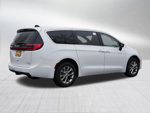 New 2026 Chrysler Pacifica Limited w/ Trailer Tow Group AWD/4WD image 7