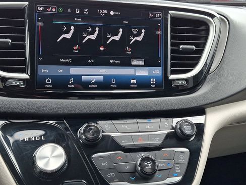 Used 2024 Chrysler Pacifica Touring-L image 18