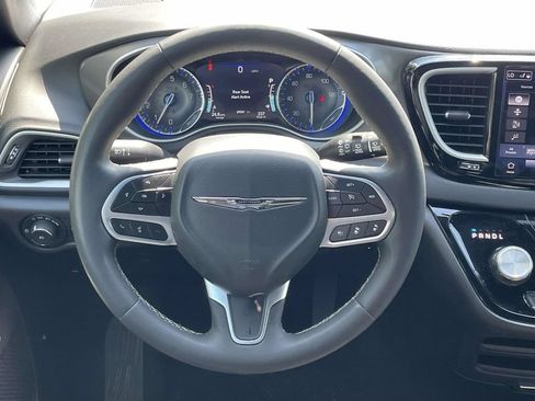 Certified 2025 Chrysler Pacifica Select FWD image 20