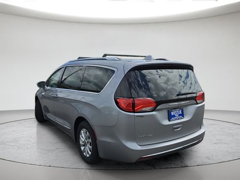 Used 2018 Chrysler Pacifica Touring-L FWD image 6