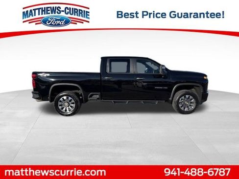 Used 2023 Chevrolet Silverado 2500 Custom w/ Custom Value Package image 3