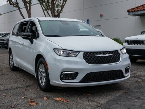 New 2026 Chrysler Pacifica Select image 7