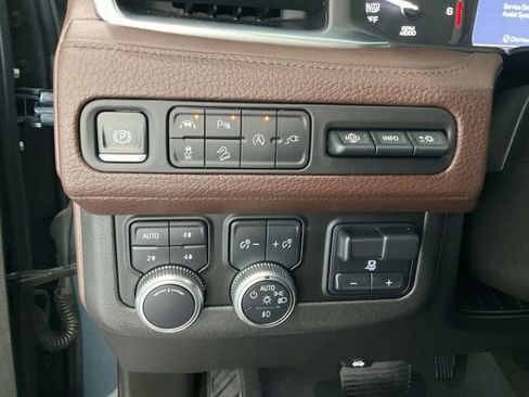 Used 2021 GMC Yukon Denali w/ Denali Premium Package AWD/4WD image 11