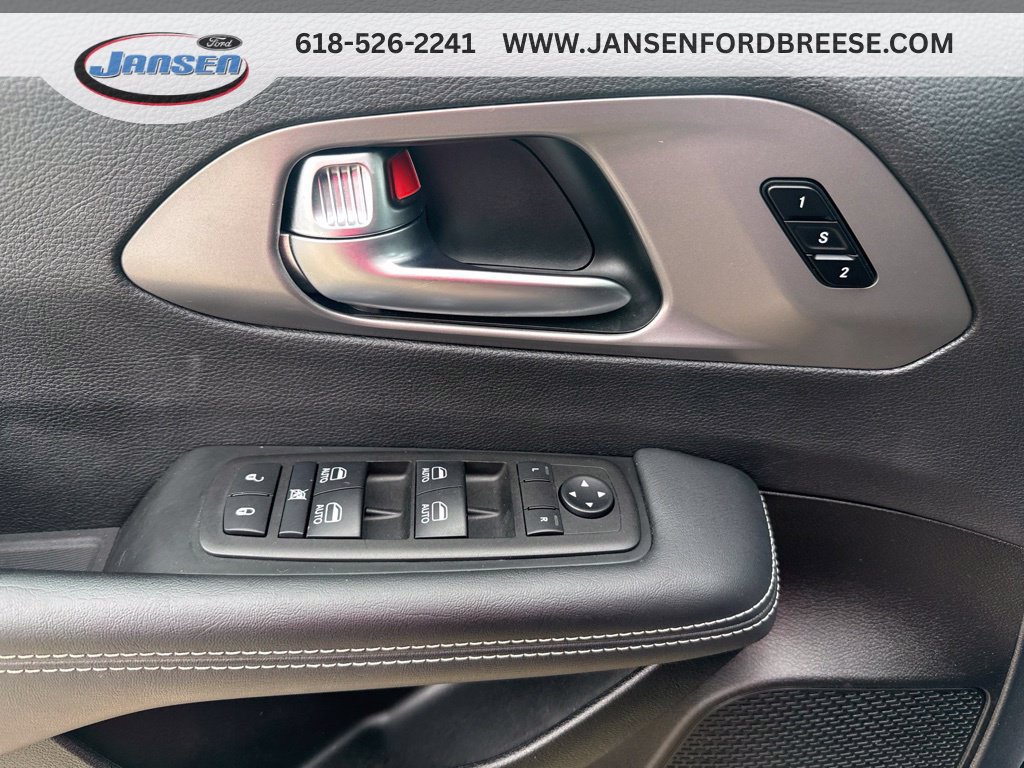 Used 2025 Chrysler Pacifica Select FWD image 9