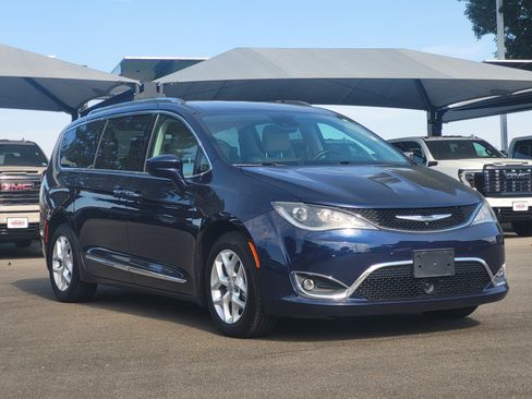 Used 2017 Chrysler Pacifica Touring-L Plus w/ Advanced Safetytec Group FWD image 3