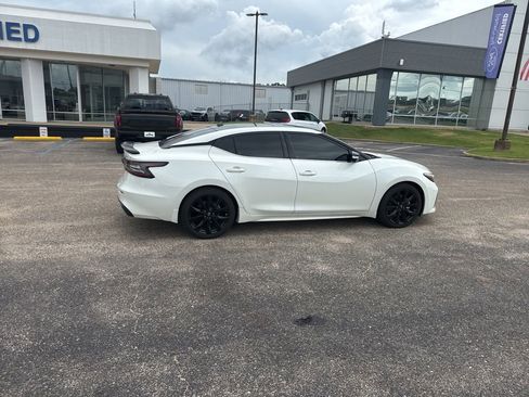 Used 2023 Nissan Maxima SR w/ Sport Mat Group FWD image 12
