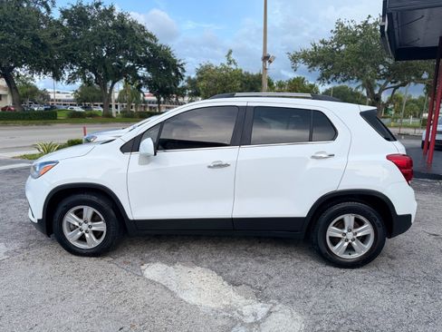 Used 2017 Chevrolet Trax LT w/ LT Convenience Package FWD image 2