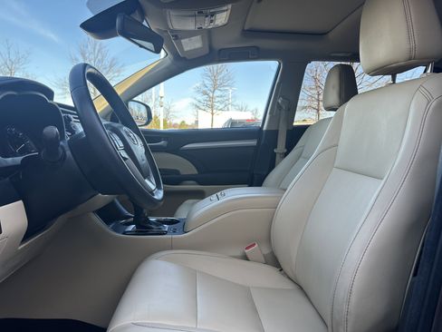 Used 2017 Toyota Highlander XLE image 24