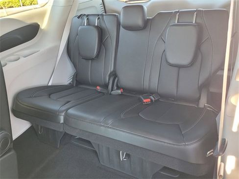 Certified 2024 Chrysler Pacifica Touring-L image 12