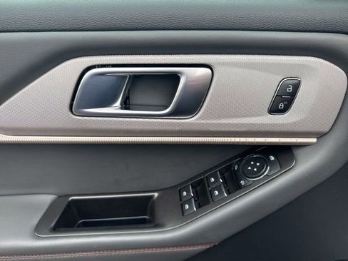 Used 2025 Ford Explorer Active image 9