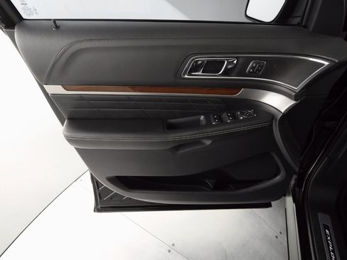Used 2019 Ford Explorer Platinum image 10