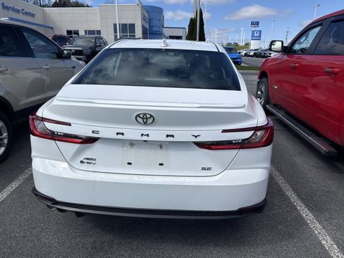 Used 2025 Toyota Camry SE w/ Convenience Package image 4
