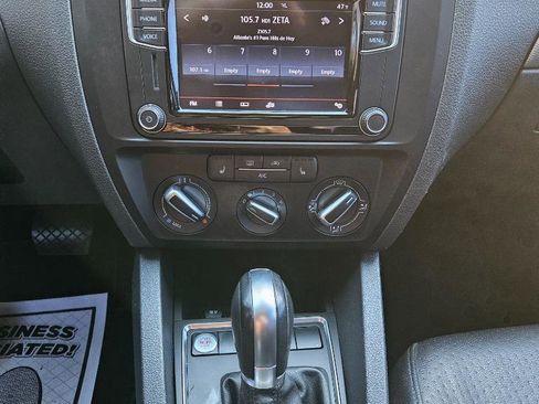 Used 2016 Volkswagen Jetta SE image 41
