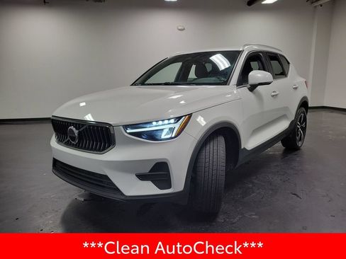 Used 2024 Volvo XC40 B5 Core AWD/4WD image 4