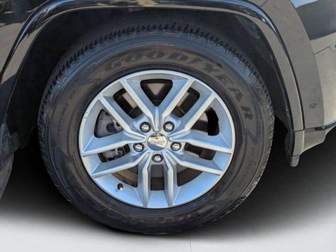 Used 2018 Jeep Grand Cherokee Overland image 9