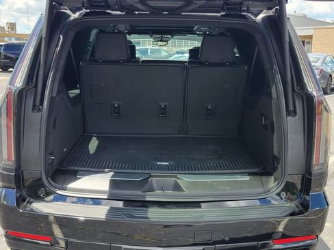 Certified 2025 Cadillac Escalade ESV Sport Platinum w/ LPO, Floor Liner Package AWD/4WD image 9