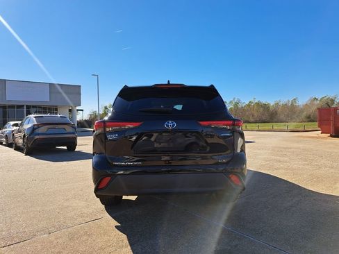 Used 2021 Toyota Highlander XLE image 6