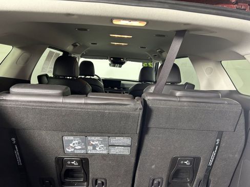 Certified 2025 Kia Carnival image 11