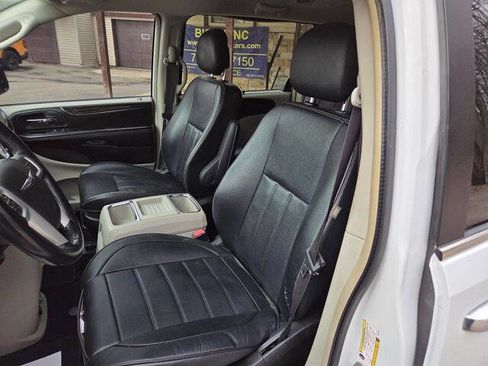 Used 2014 Chrysler Town & Country Touring w/ Driver Convenience Group FWD image 20