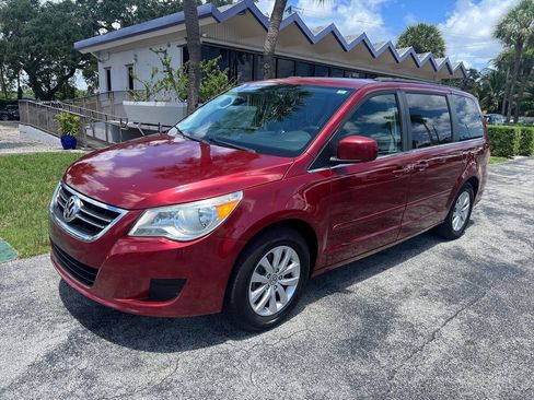 Used 2012 Volkswagen Routan SE FWD image 2
