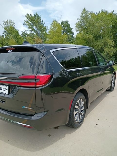 Used 2024 Chrysler Pacifica Limited FWD image 6
