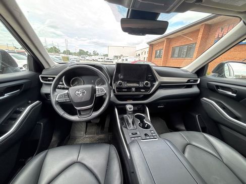 Used 2023 Toyota Highlander XLE AWD/4WD image 29