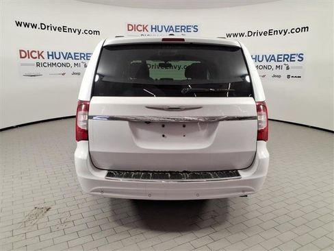 Used 2014 Chrysler Town & Country Touring-L w/ Driver Convenience Group image 5