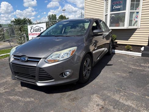Used 2014 Ford Focus SE w/ SE Sport Package FWD image 3