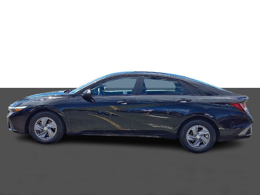 Used 2024 Hyundai Elantra SE FWD image 4