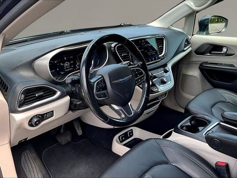 Used 2021 Chrysler Pacifica Touring-L FWD image 14