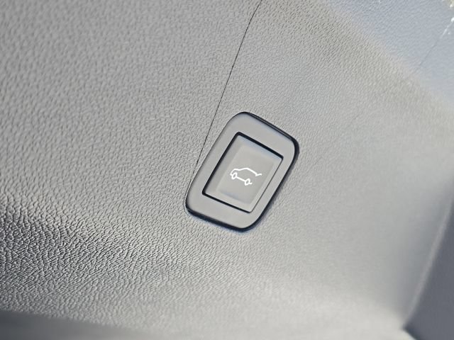 Used 2025 Cadillac Escalade Sport Platinum w/ LPO, Floor Liner Package AWD/4WD image 8