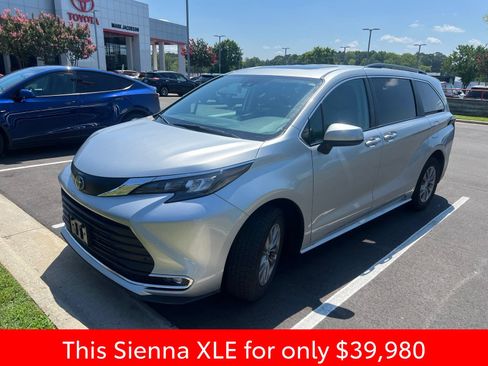 Used 2024 Toyota Sienna XLE FWD image 7