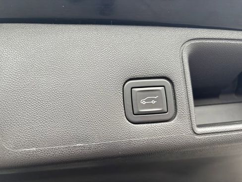Used 2023 GMC Terrain SLT image 18