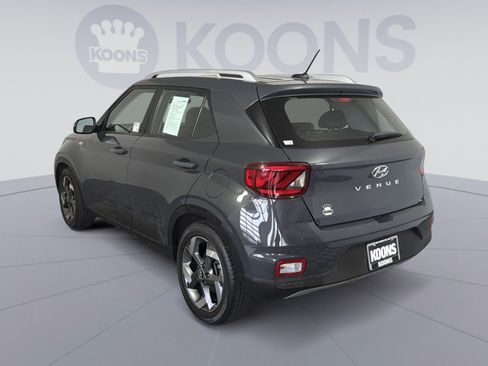 Used 2023 Hyundai Venue SEL FWD image 4