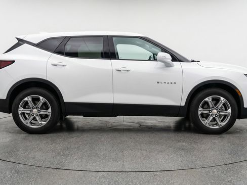 Used 2025 Chevrolet Blazer LT FWD image 11