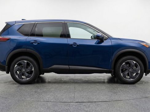 Used 2025 Nissan Rogue SV image 11