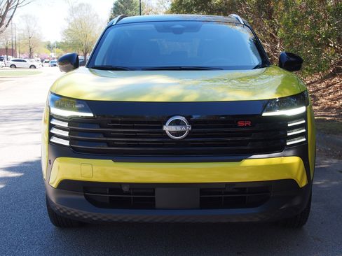 Used 2025 Nissan Kicks SR image 2