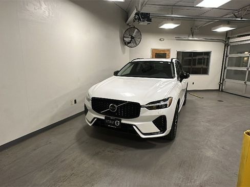 Certified 2025 Volvo XC60 B5 Plus image 1