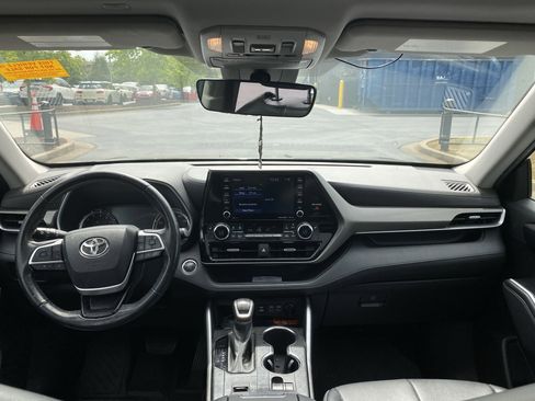 Used 2022 Toyota Highlander XLE image 25