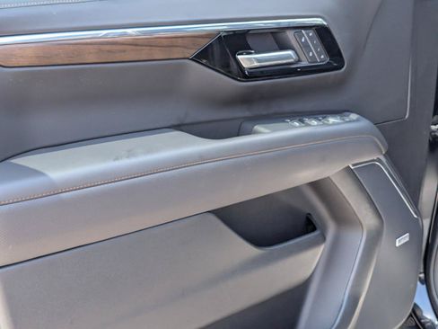 Used 2025 Chevrolet Tahoe High Country AWD/4WD image 16