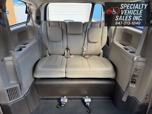 Used 2016 Chrysler Town & Country Touring image 25