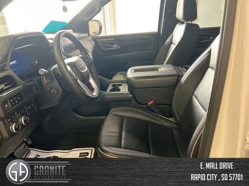 Used 2024 GMC Yukon XL SLT w/ SLT Luxury Package image 9
