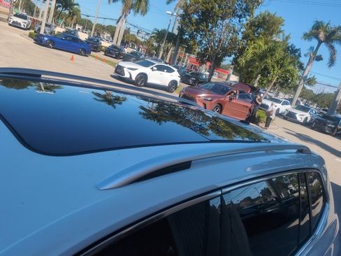 Used 2023 Volkswagen Tiguan SE w/ Panoramic Sunroof Package image 11