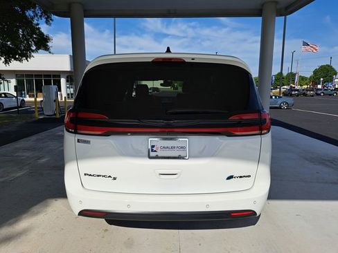Used 2024 Chrysler Pacifica Limited FWD image 5