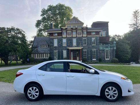 Used 2017 Toyota Corolla L w/ Carpet Mat Package (TMS) FWD image 12