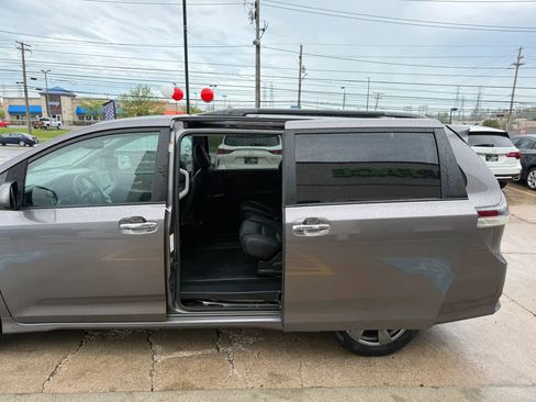 Used 2017 Toyota Sienna SE FWD image 20